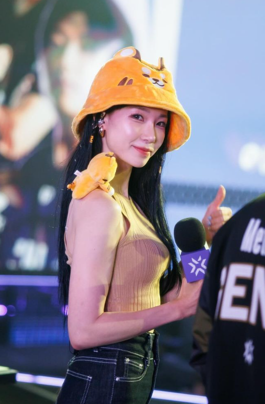 Jenn Lee’s New Look Divides Esports Fans 8 Jenn Lee casual photo