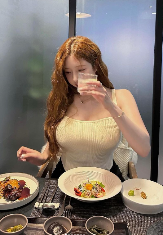 Streamer Choi Somi Rejects $30M Offer, Stuns Fans 1 Choi Somi posing confidently