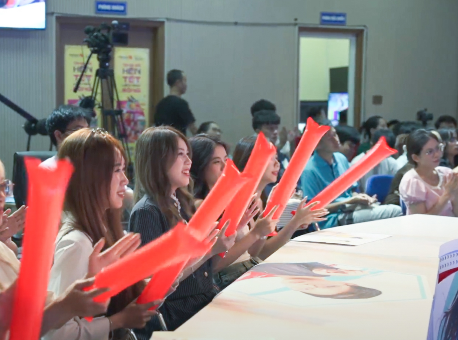 Battle Teams 2 Showmatch Finals Deliver Intense Action 3 Fans cheering at Watch Party