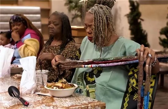 Woman with World's Longest Fingernails Shares Daily Struggles 3 Diana Armstrong eating carefully with long nails