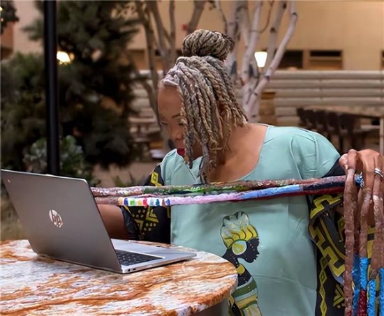 Woman with World's Longest Fingernails Shares Daily Struggles 4 Diana Armstrong's nails and daily life challenges