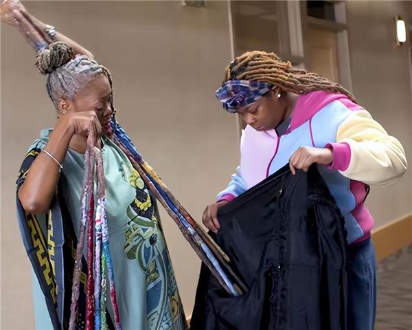 Woman with World's Longest Fingernails Shares Daily Struggles 6 Diana Armstrong with family