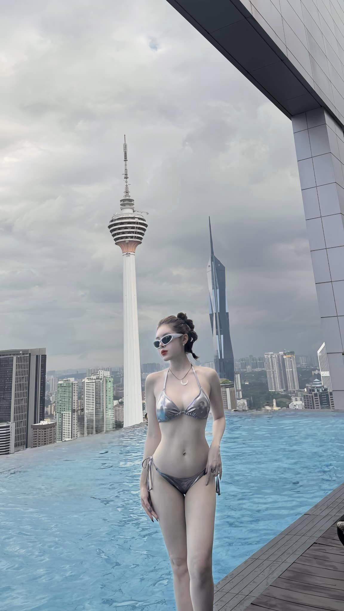 Flight Attendant Phan Quế Chi Stuns with Hourglass Figure 7 Phan Quế Chi showing off her hourglass figure