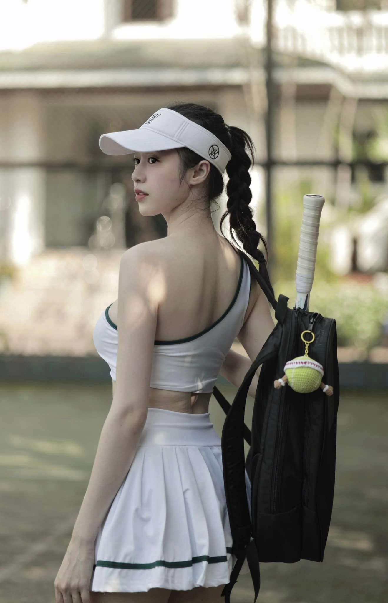 Hằng Habi in stylish outfit