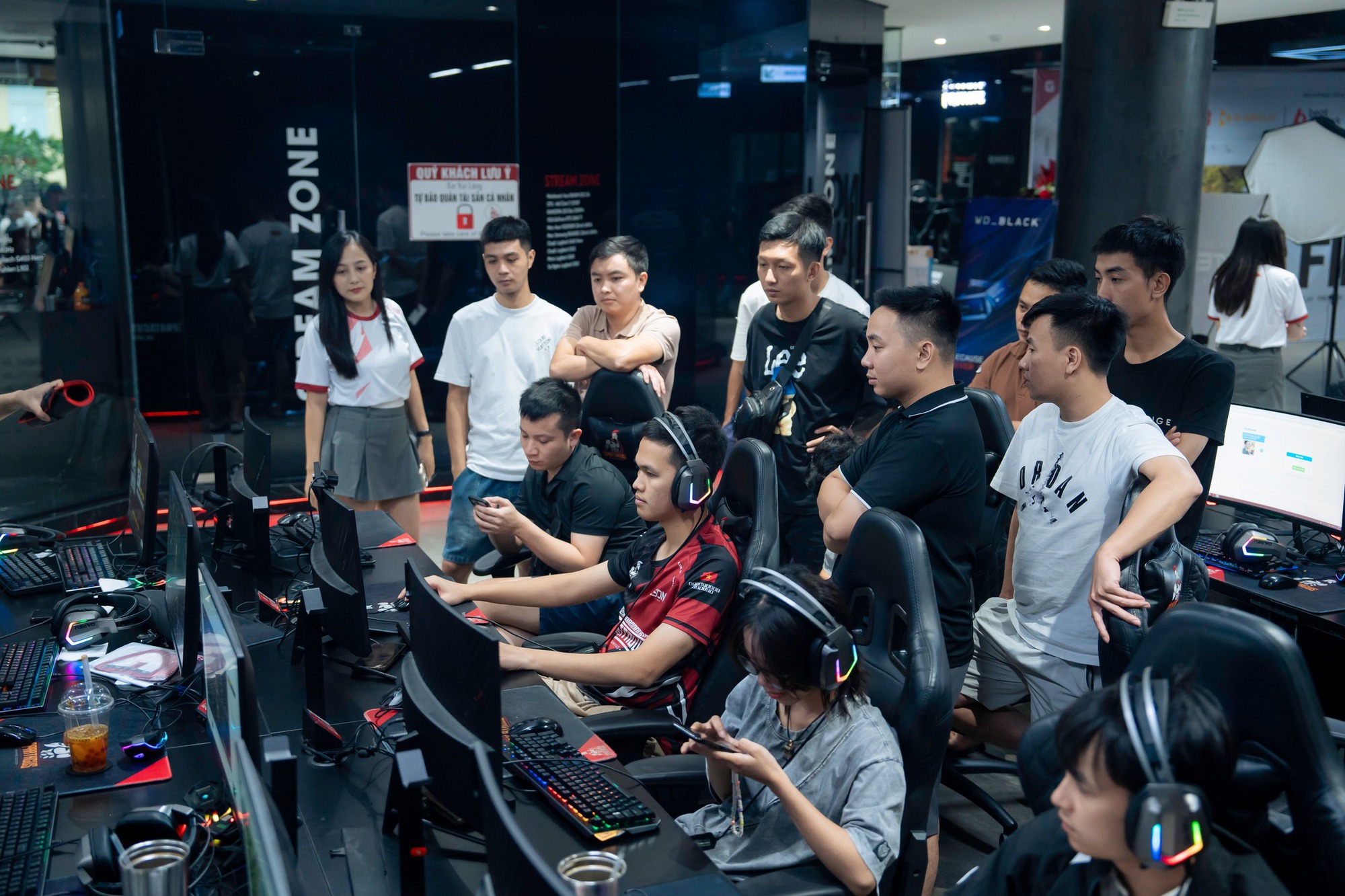 Hanoi Final 2024 Wraps Up Vietnam’s Biggest AoE and CS2 eSports Event 4 Commentators at Hanoi Final 2024