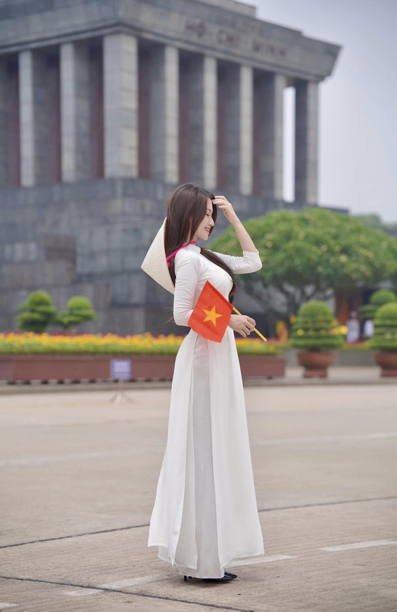 Top Vietnamese Gamers Celebrate National Day with Style 1 Linh Nắng in traditional áo dài