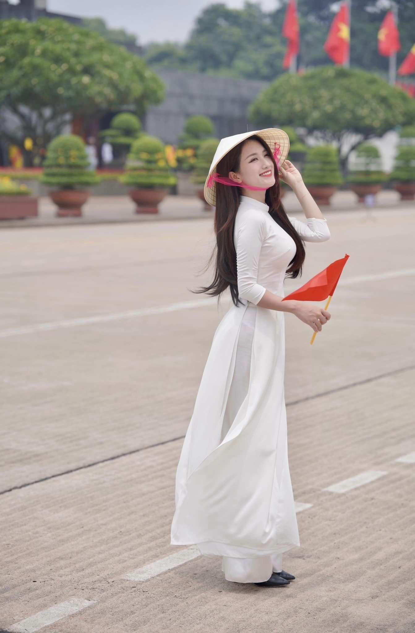Top Vietnamese Gamers Celebrate National Day with Style 2 Linh Nắng wearing áo dài