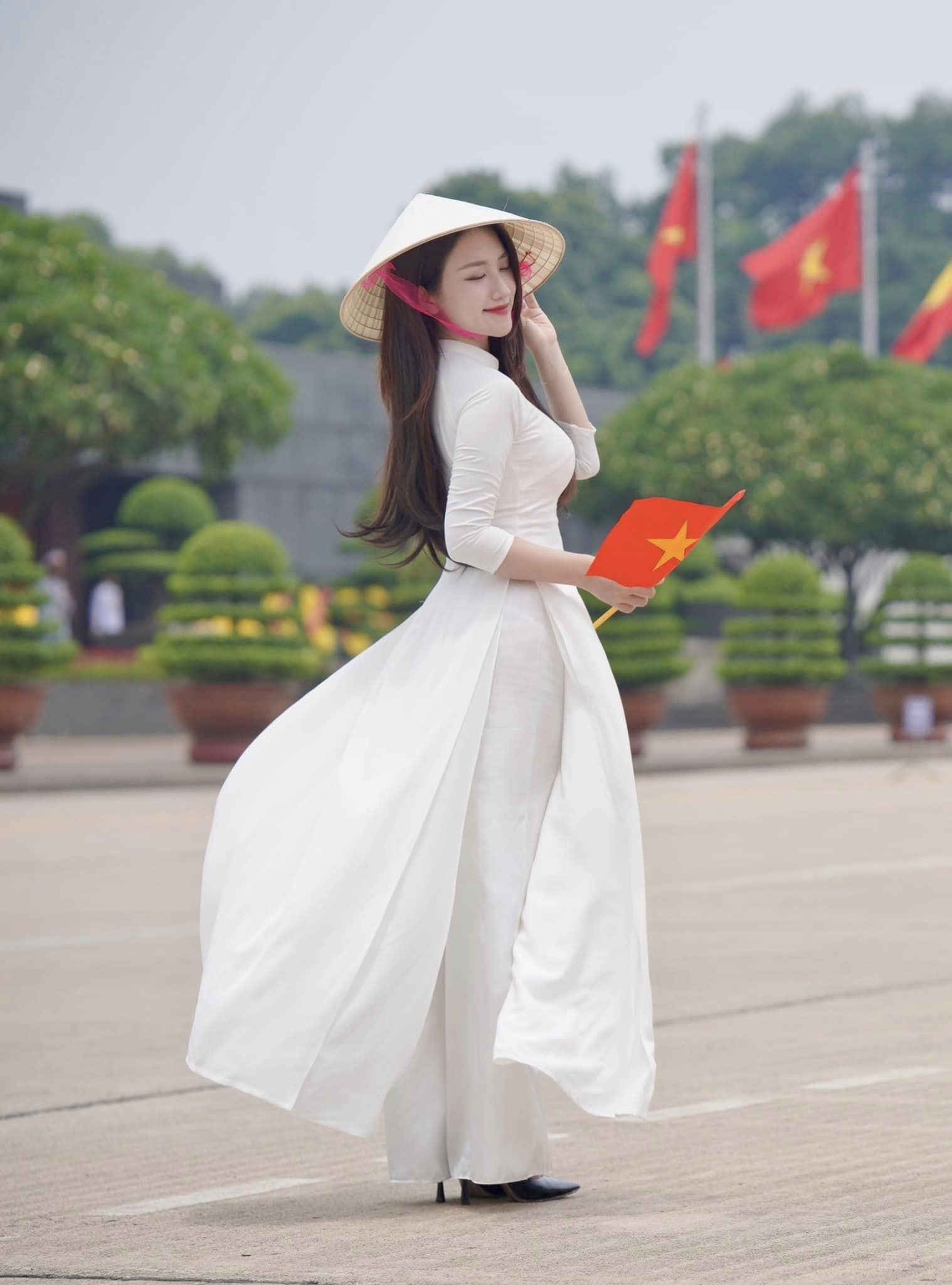 Top Vietnamese Gamers Celebrate National Day with Style 3 Linh Nắng traditional outfit