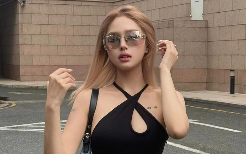 Xoài Non Claps Back at Pregnancy Rumors After Divorce 2 Xoài Non smiling in interview