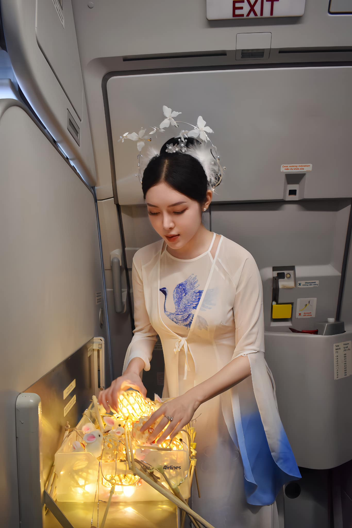Flight Attendant Phan Quế Chi Stuns with Hourglass Figure 1 Phan Quế Chi in flight attendant uniform