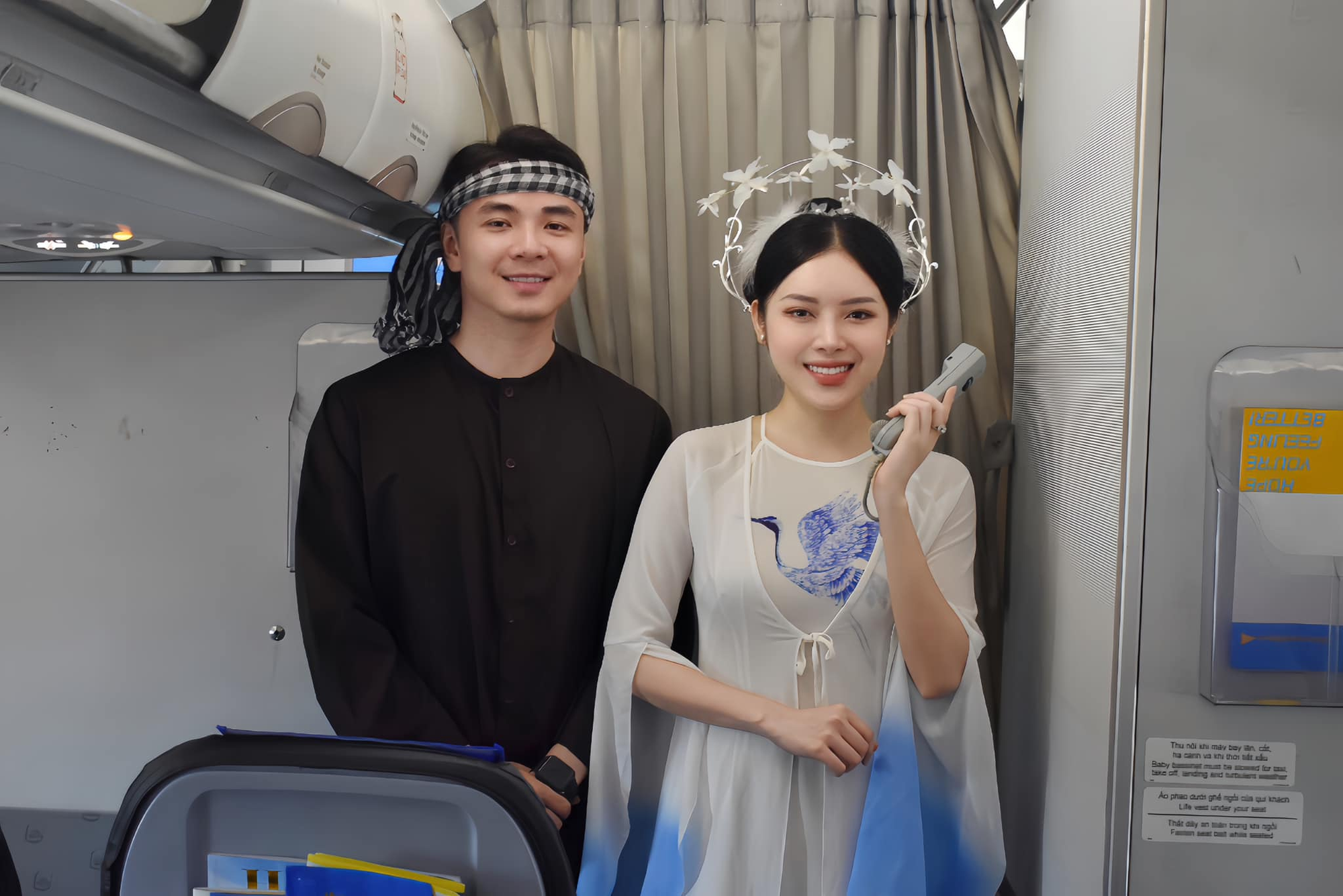 Flight Attendant Phan Quế Chi Stuns with Hourglass Figure 2 Phan Quế Chi smiling on flight