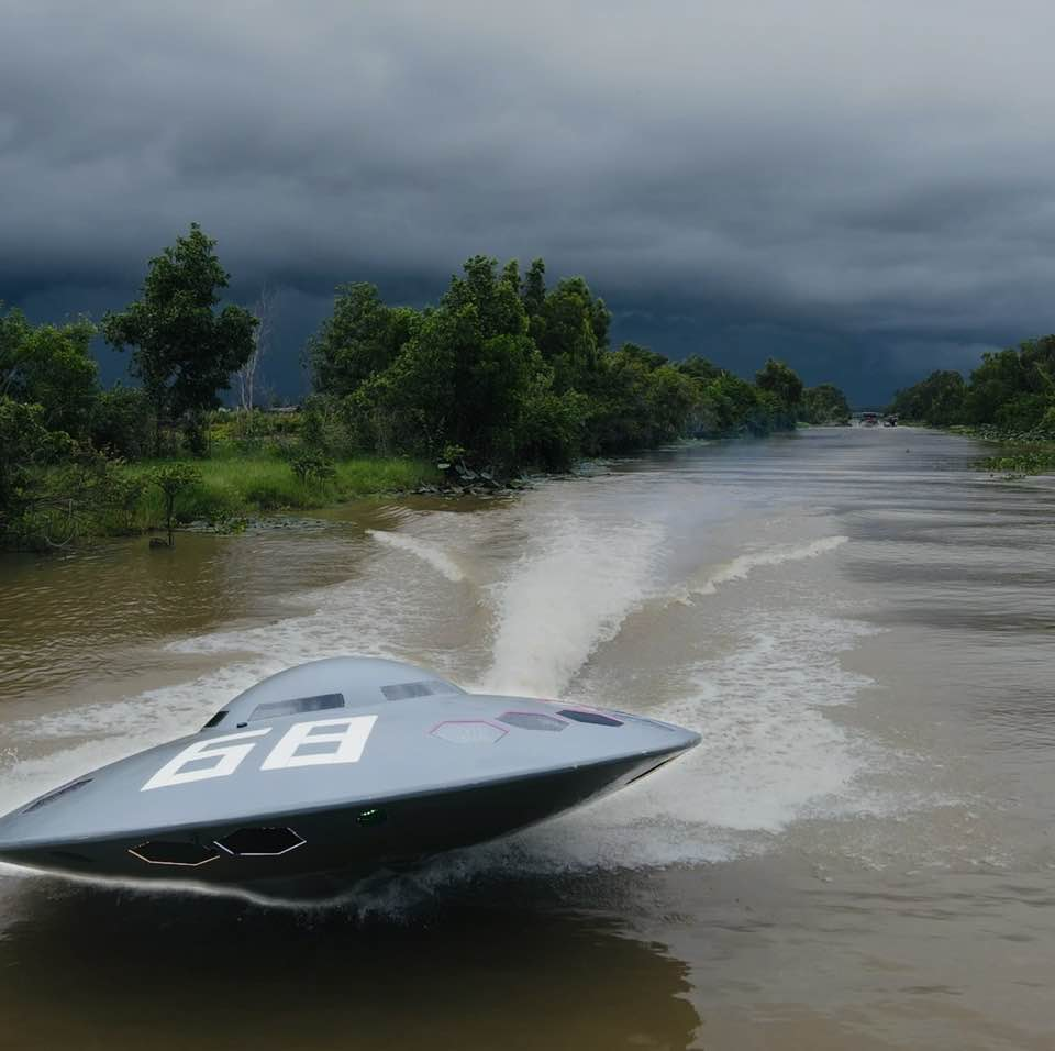 YouTuber Builds Real UFO Boat and Unboxes Gold Play Button 3 photo 1726737089700 17267370905341487221699