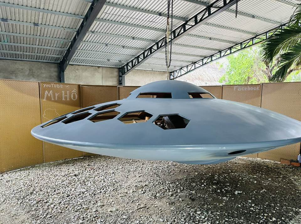 YouTuber Builds Real UFO Boat and Unboxes Gold Play Button 1 photo 1726737098806 17267370990241982413488
