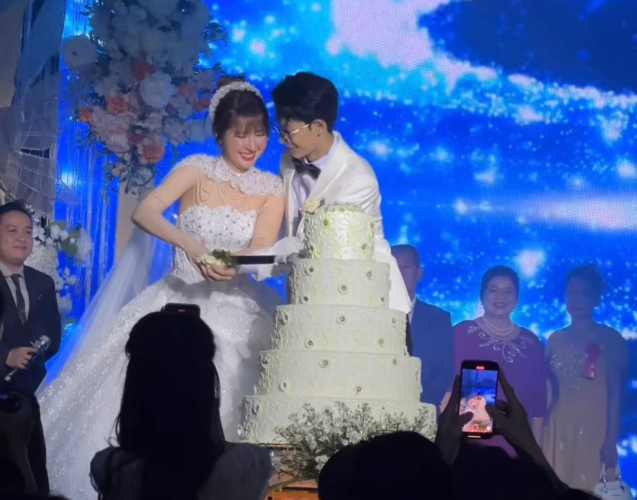 Streamer Ngân Sát Thủ Marries Pro Gamer Phan Văn Đông 2 Ngân Sát Thủ and Phan Văn Đông singing