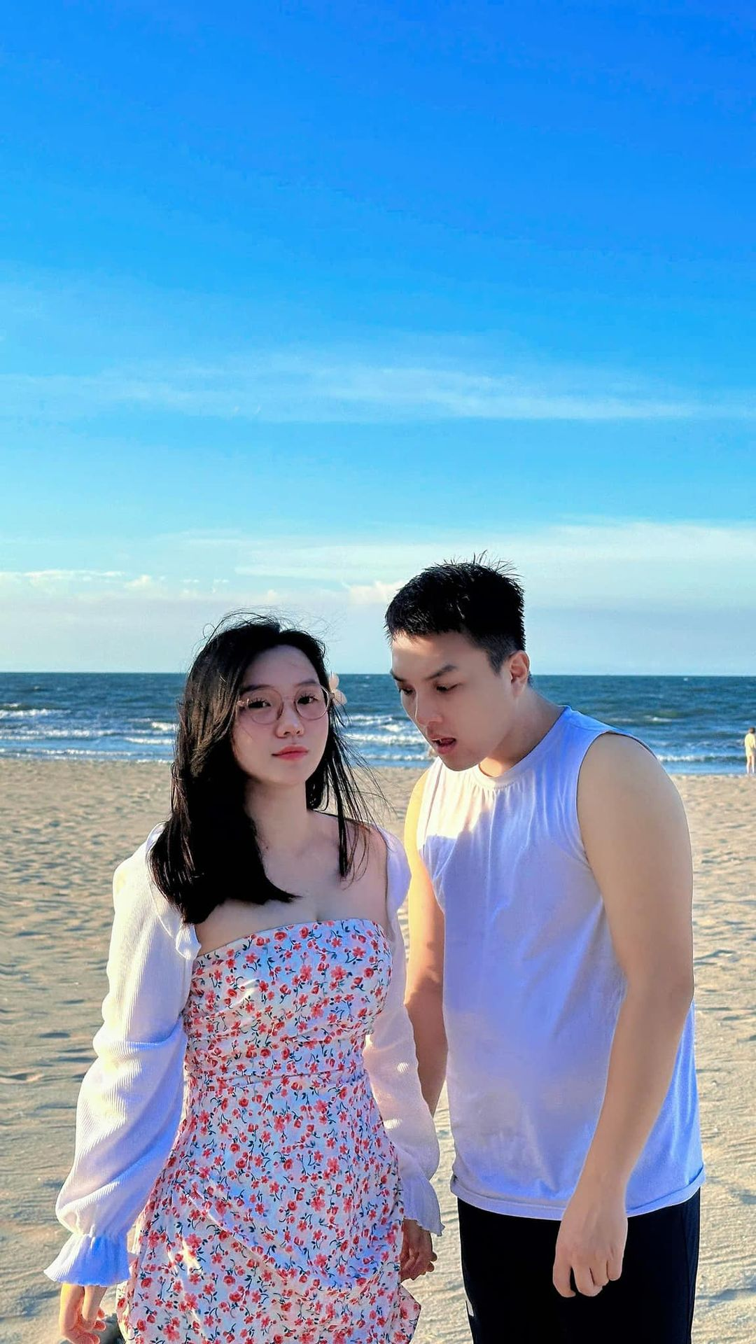 TheAnh96 checking map on girlfriend