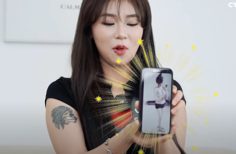 Streamer Trân Mèo Gets Caught Off Guard by Leaked Sexy Photo 4 Trân Mèo confident selfie