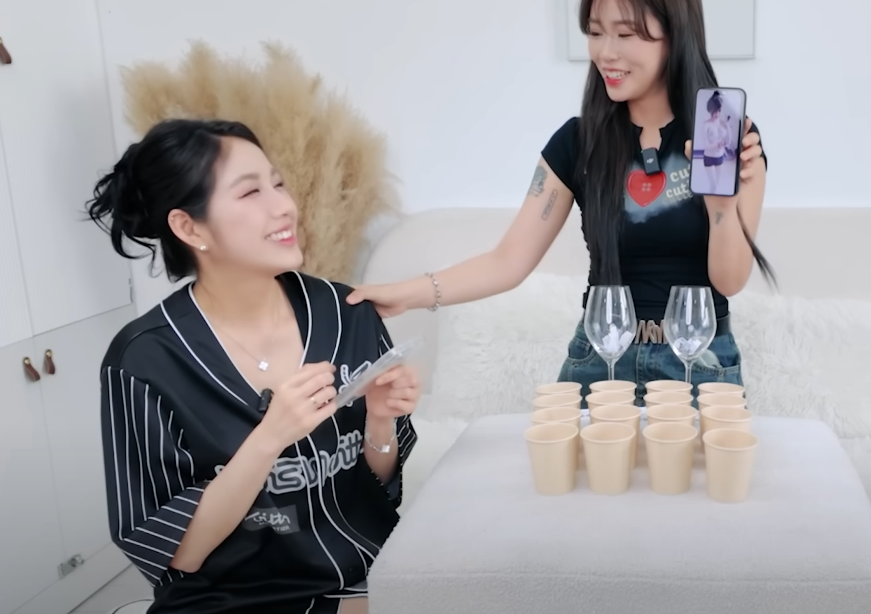 Streamer Trân Mèo Gets Caught Off Guard by Leaked Sexy Photo 6 Trân Mèo revealing outfit