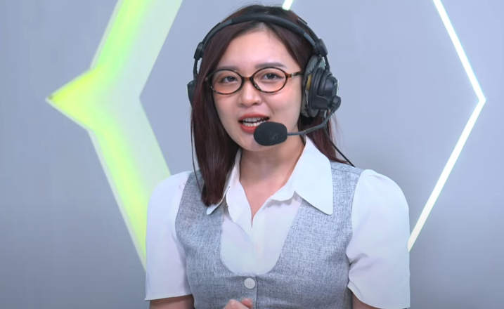 MC Phương Thảo Faces Wardrobe Malfunction During Live Broadcast 1 MC Phương Thảo during ĐTDV broadcast