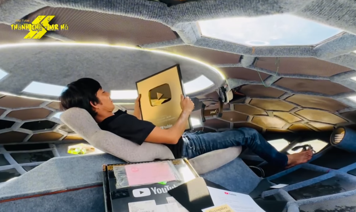 YouTuber Builds Real UFO Boat and Unboxes Gold Play Button 5 screenshot 2024 09 19 161221 1726737154856962009902