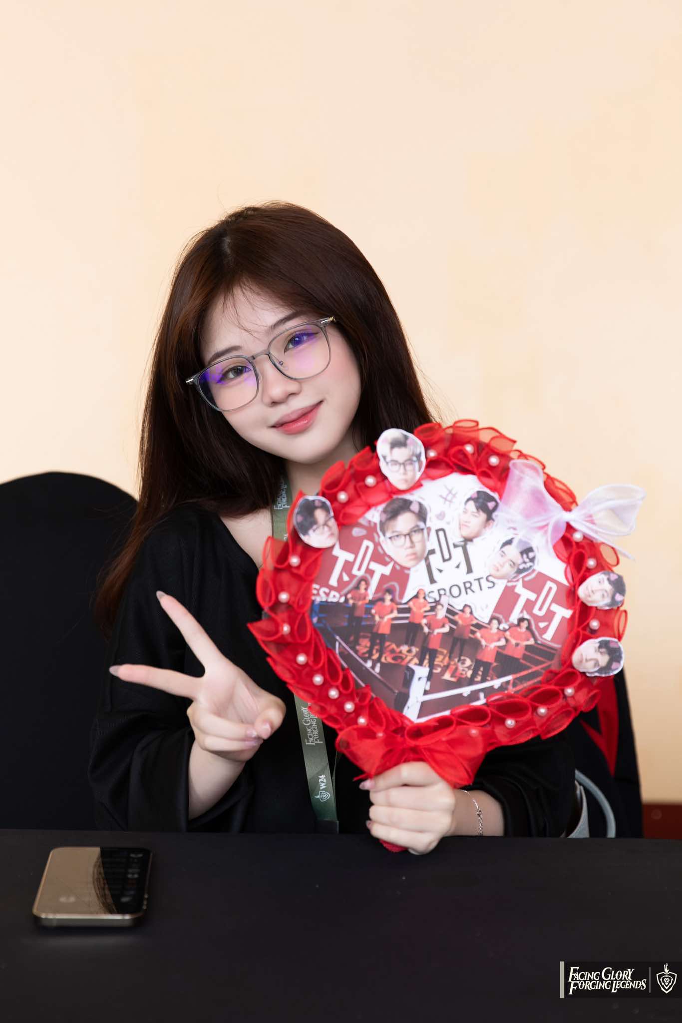 TDT Esports Manager Breaks Down in Tears at ĐTDV Finals 4 Supporters of TDT Esports