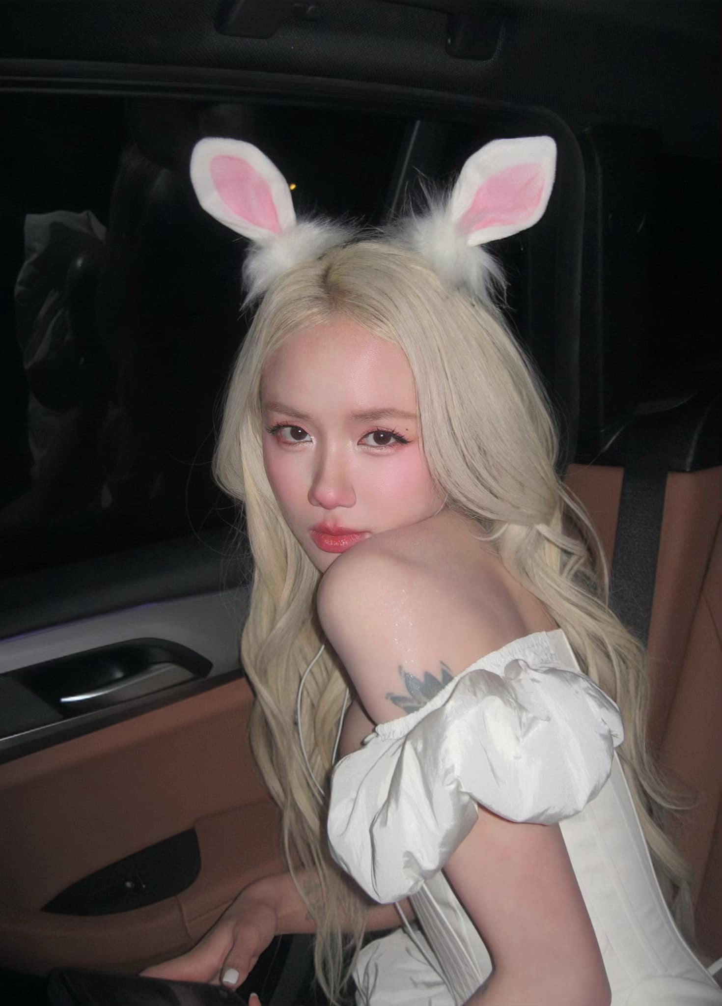 Phương Ly’s Sexy Pink Bunny Look Stuns Fans This Halloween 4 Phương Ly Halloween pink bunny close-up
