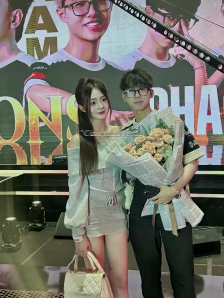 Huyền Trang and Phoenix on stage