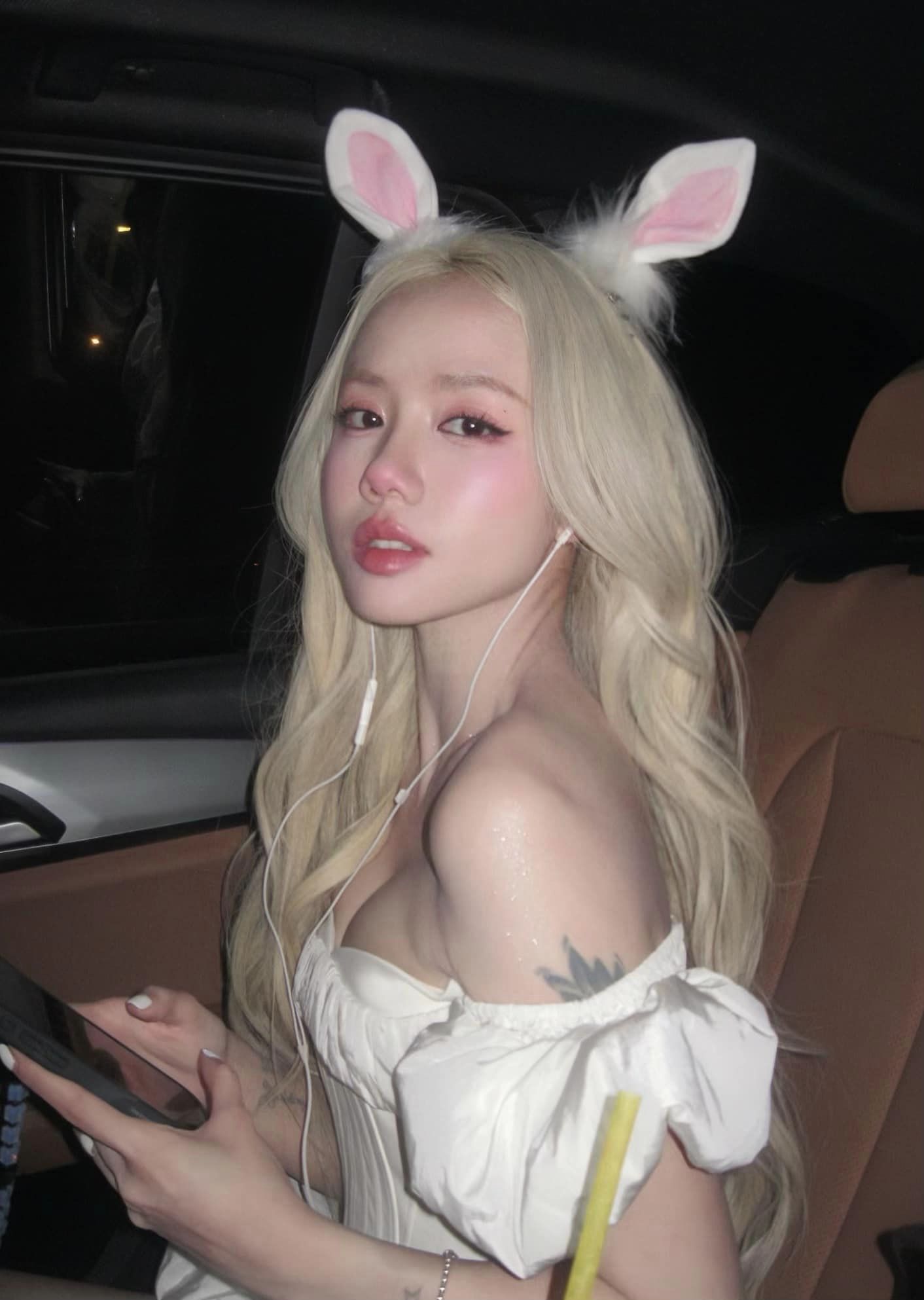Phương Ly’s Sexy Pink Bunny Look Stuns Fans This Halloween 3 Phương Ly Halloween pink bunny costume full body