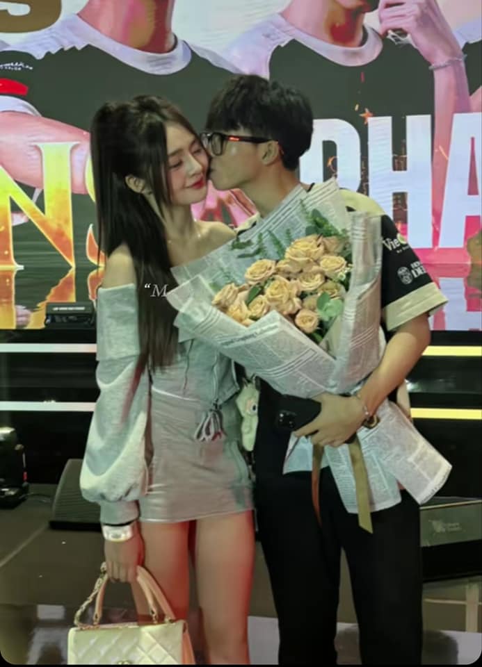Huyền Trang smiling at event