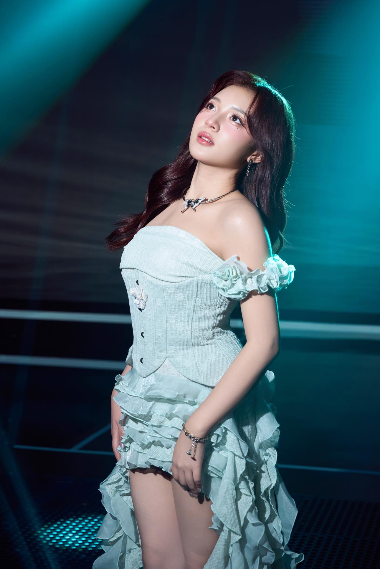 MC Phuong Thao Stuns Fans with Stunning Looks at Winter Finals 8 Phuong Thao smiling during event