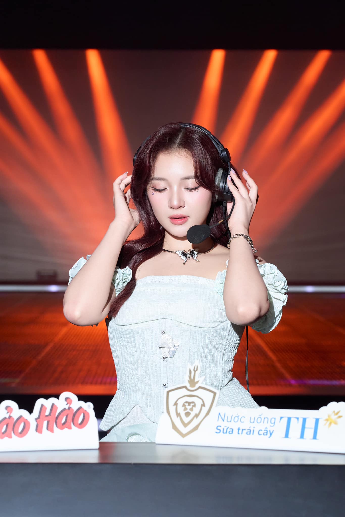 MC Phuong Thao Stuns Fans with Stunning Looks at Winter Finals 7 Phuong Thao posing at Arena of Valor Finals