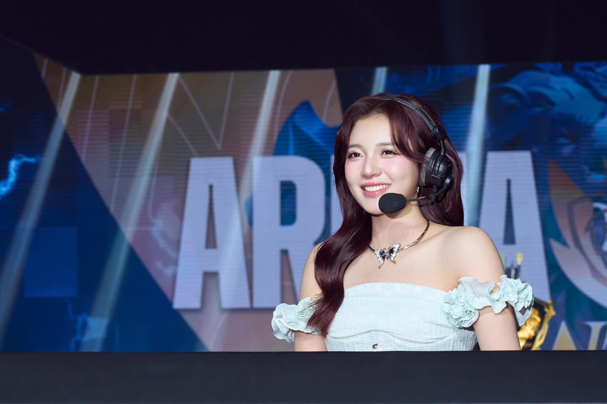 MC Phuong Thao Stuns Fans with Stunning Looks at Winter Finals 5 Phuong Thao at Arena of Valor Finals