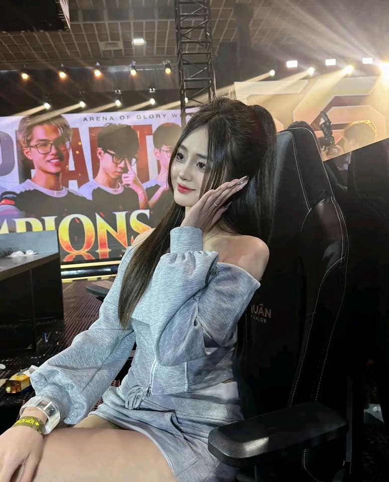 Huyền Trang supporting Phoenix