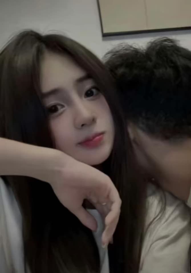 Phoenix and Huyền Trang affectionate photo