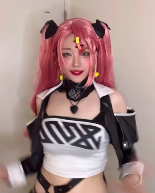 Cosplayer Hina Surprises Fans by Going Makeup-Free on Stream 2 anh chup man hinh 2024 10 12 luc 155426 1728723280537485300037