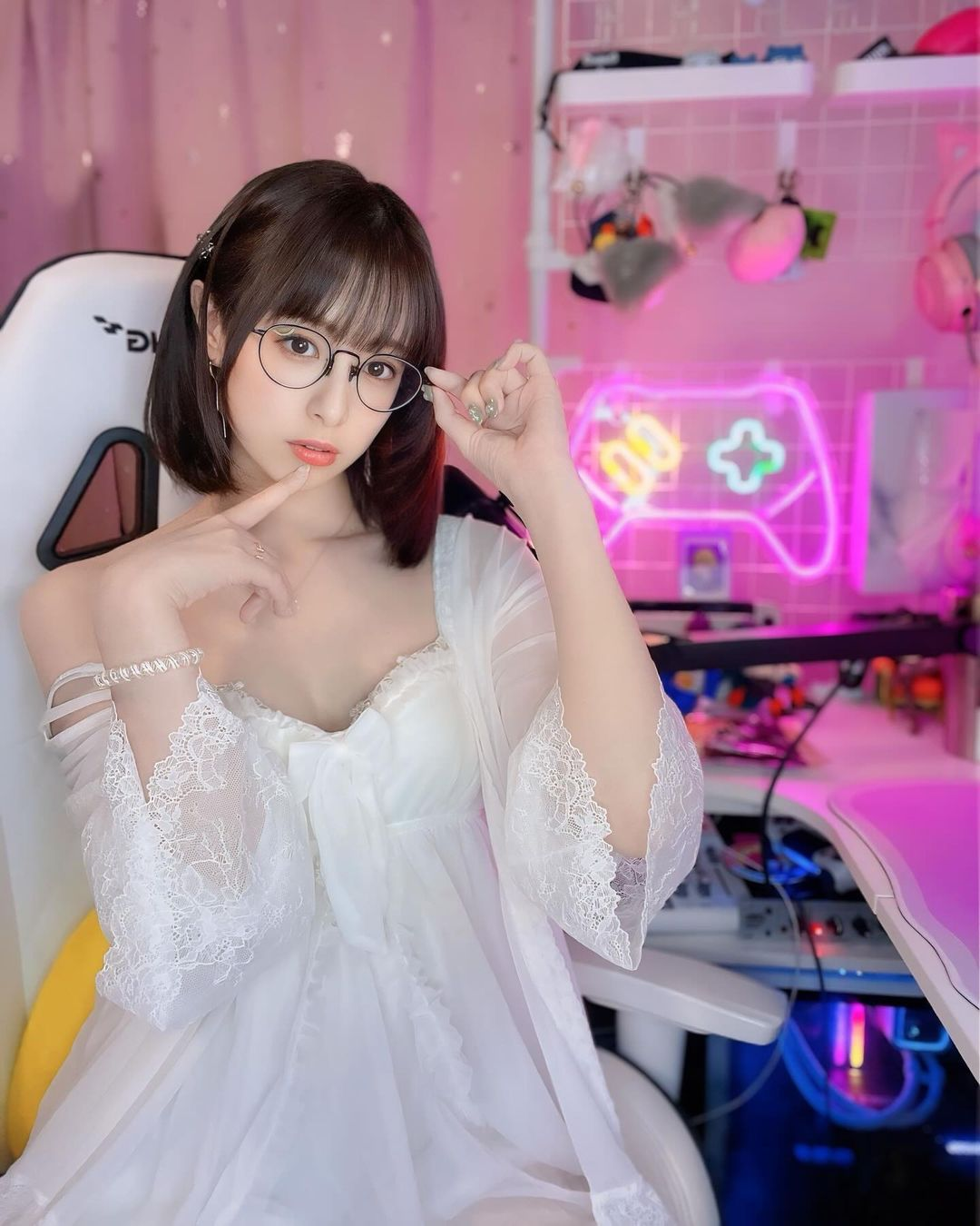 Yua Mikami’s Colleague Retires Early to Pursue Pro eSports Career 2 Hikari Ninomiya mental health