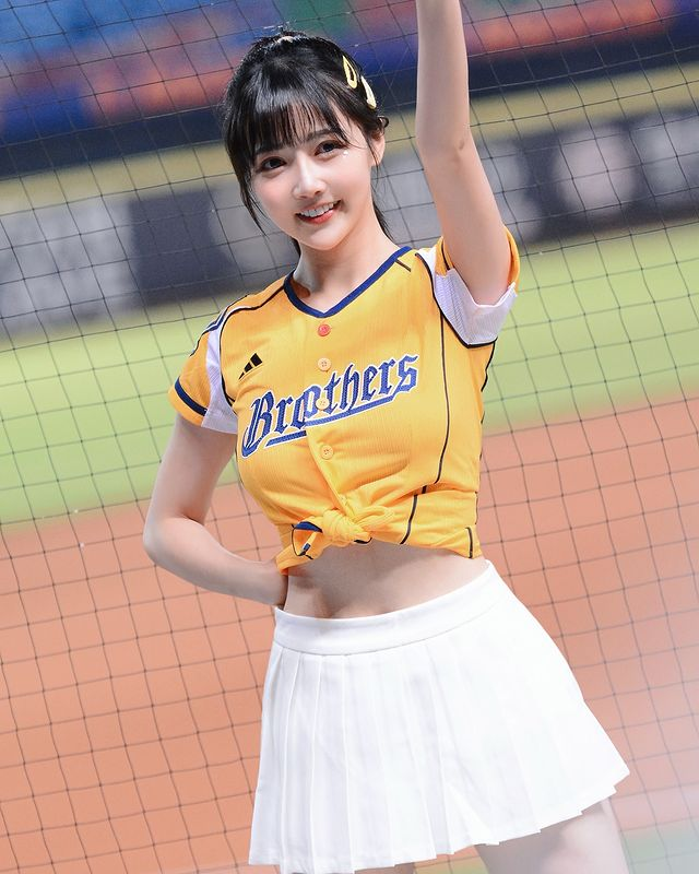New Hot Girl Gains Fans for Looking Like Yua Mikami 2 photo 1728447917773 17284479179731877593156