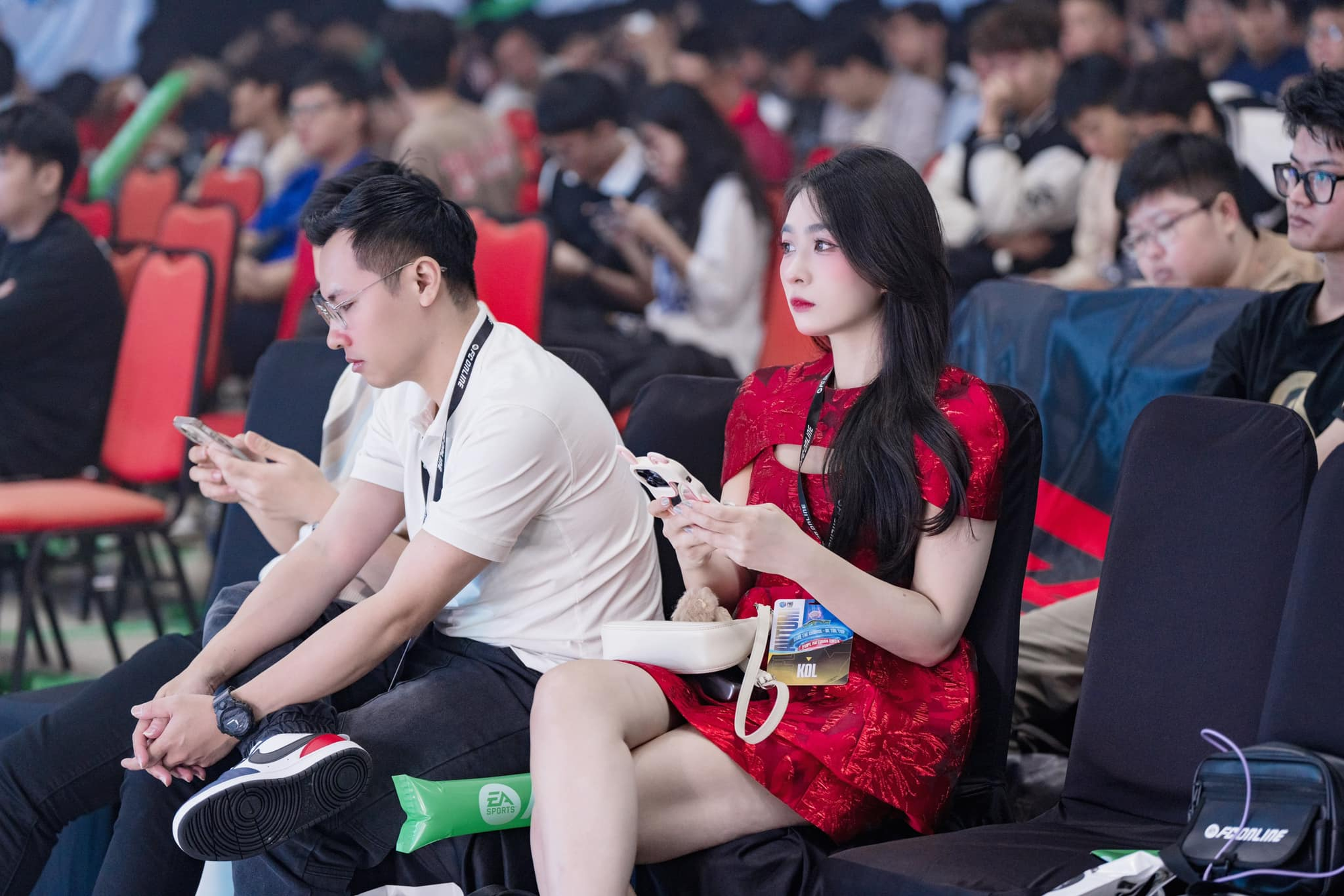 Meet the Stunning Fan Girl Who Posed with Vietnam’s Esports Prodigy 1 photo 1729069745751 1729069747995938072493