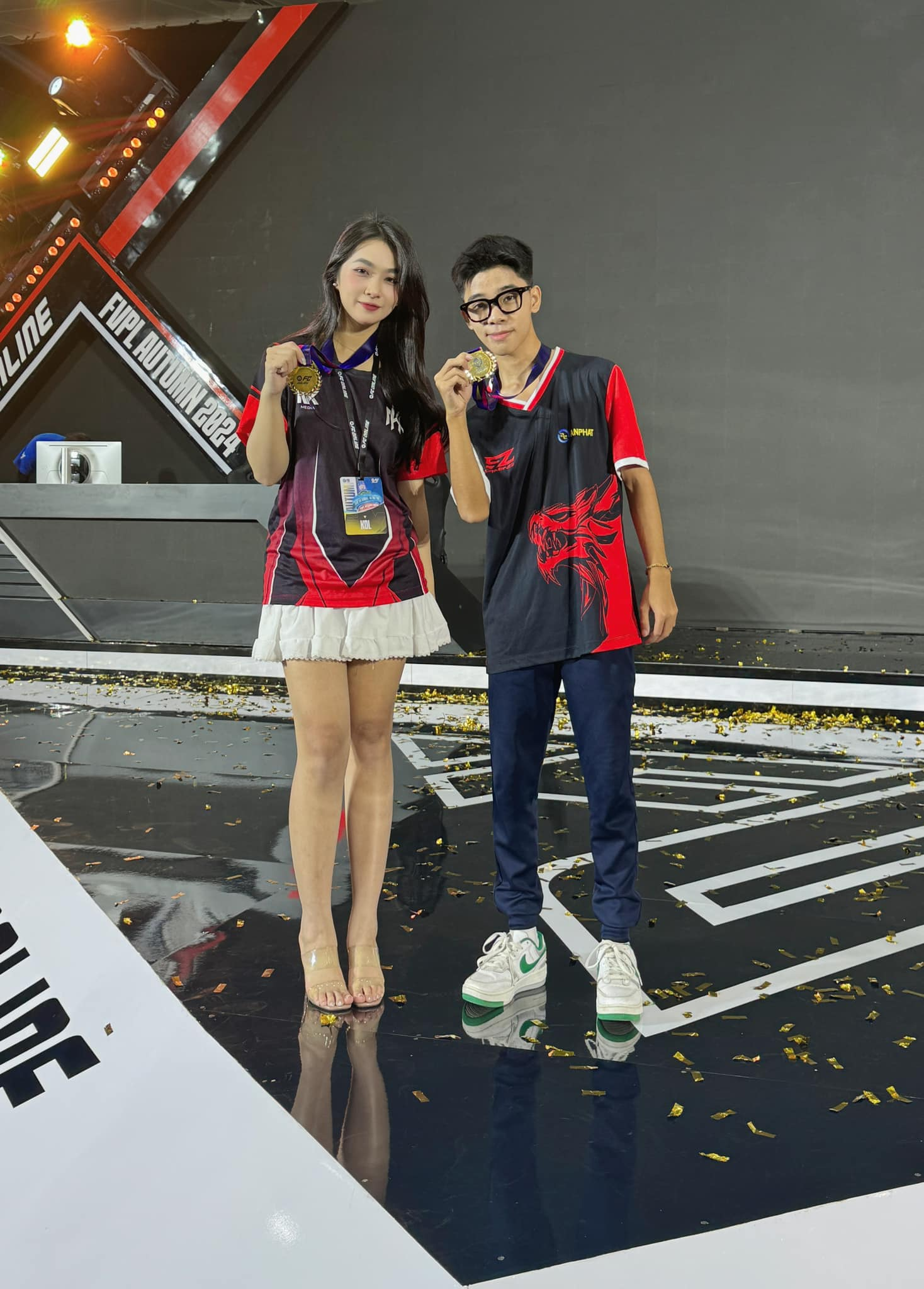 Meet the Stunning Fan Girl Who Posed with Vietnam’s Esports Prodigy 3 photo 1729069805683 1729069806269940120850