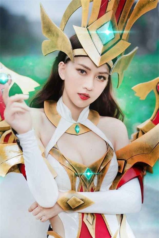 Lê Bống’s New Natalya Cosplay Surprises Fans 1 Lê Bống as Lauriel cosplay