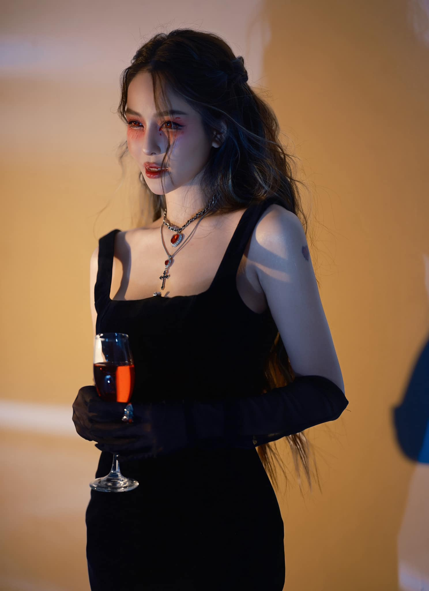 Trâm Anh Stuns as a Vampire for Halloween 1 Trâm Anh in vampire costume with pale skin and red lips