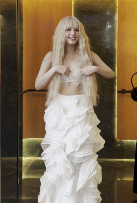 Xoài Non’s Red Carpet Wardrobe Malfunction Steals the Show 3 screenshot 2024 10 18 153916 1729240759221644163950