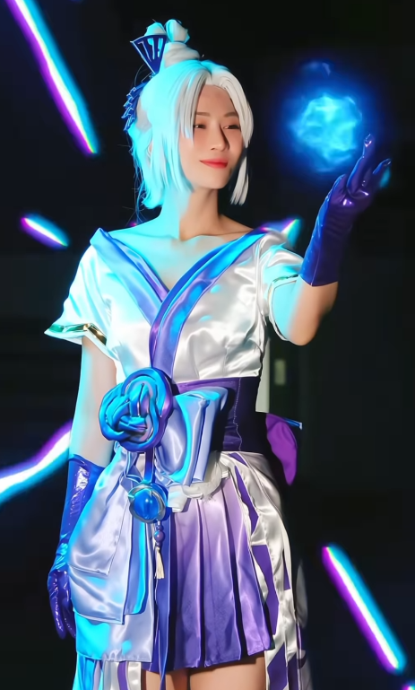 Lê Bống’s New Natalya Cosplay Surprises Fans 7 Lê Bống Natalya cosplay close-up