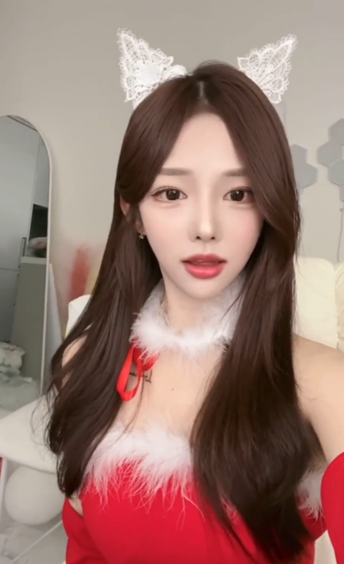 Jo Yeri smiling during a livestream