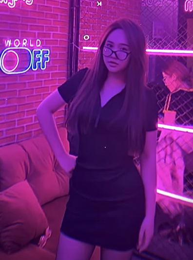 Fan Stuns Fans Posing with Refund's Nhism, Stealing the Spotlight 6 Ngoc Le casual photo 1