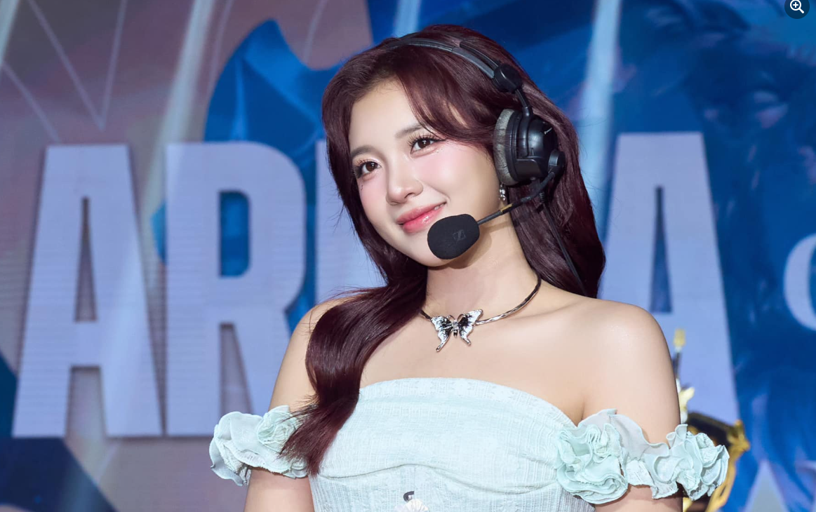 MC Phuong Thao Stuns Fans with Stunning Looks at Winter Finals 1 MC Phuong Thao at Arena of Valor Winter Finals 2024