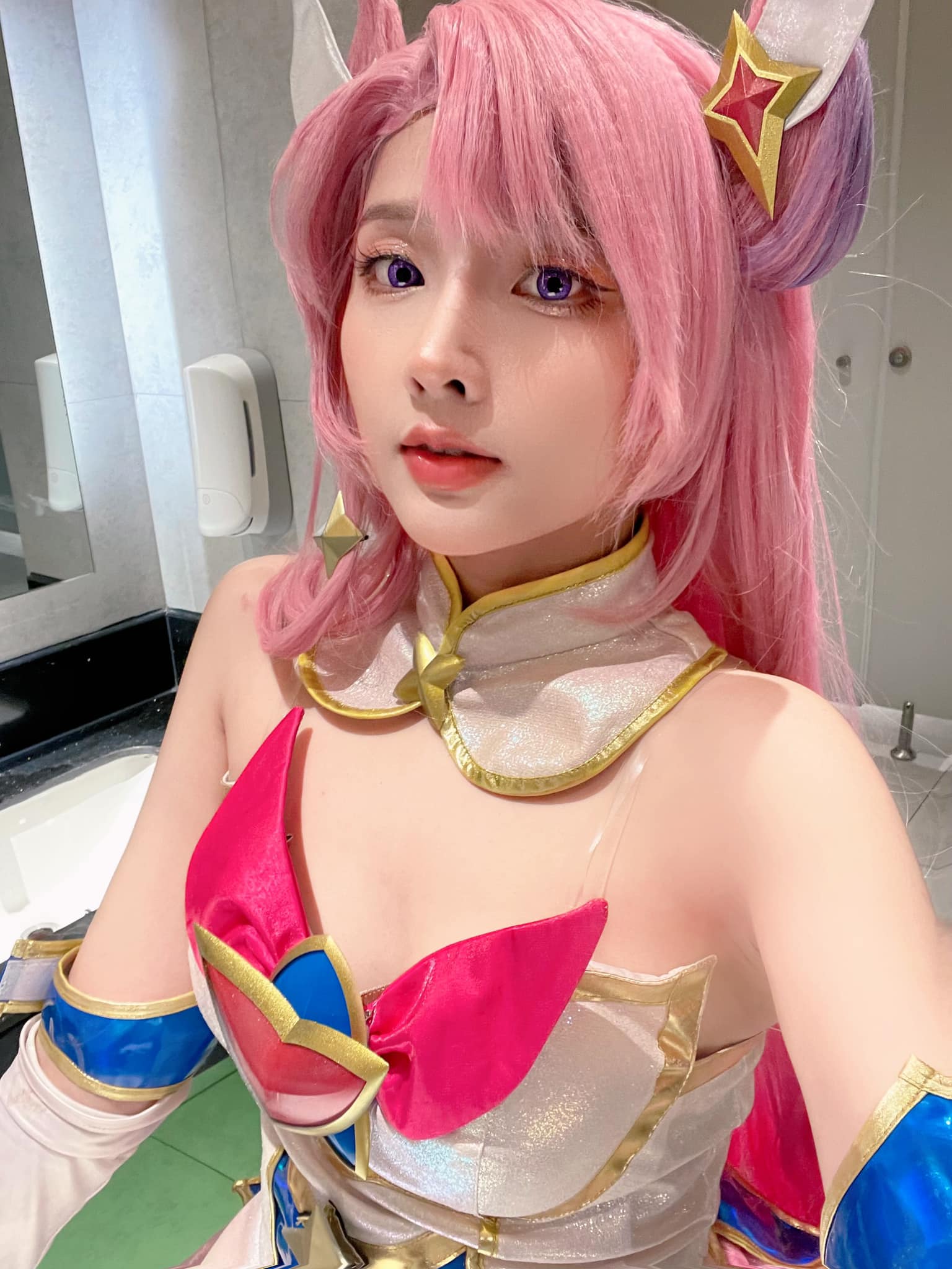 Cosplayer Quỳnh Quỳnh in various elegant poses