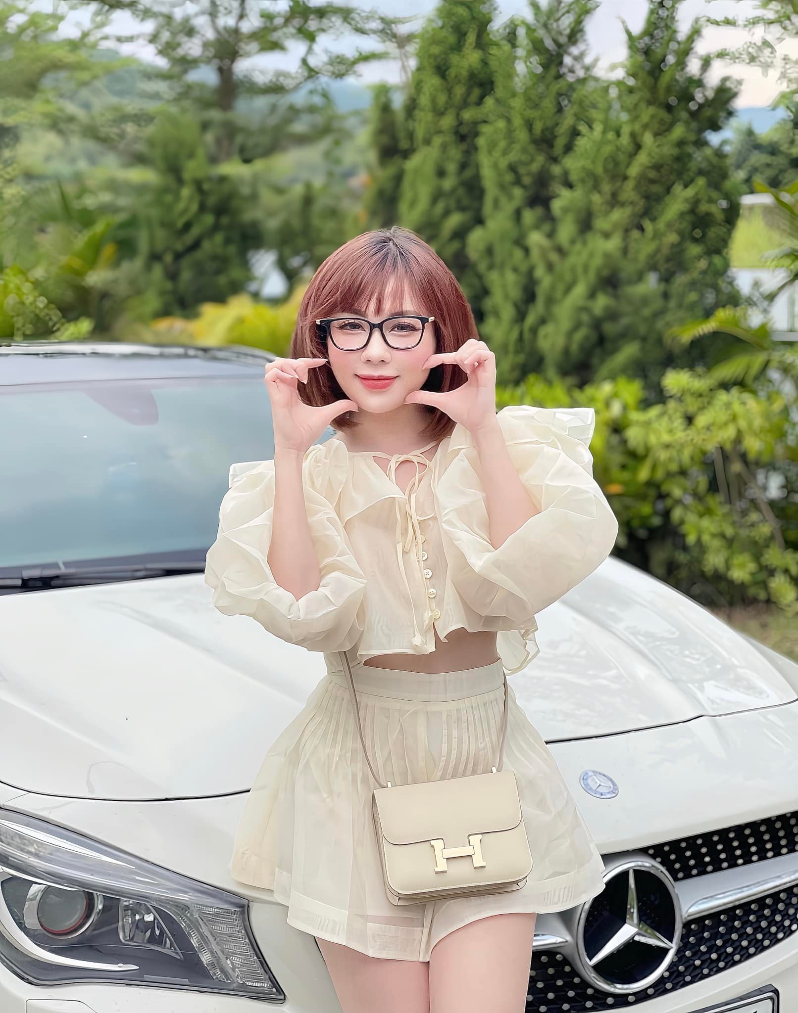 Popular Lecturer Âu Hà My Shares Stunning Wedding Photos 9 Casual photos of the lecturer