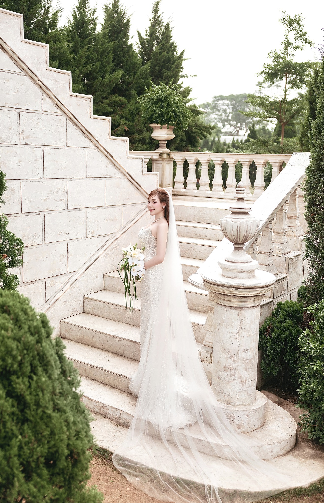 Popular Lecturer Âu Hà My Shares Stunning Wedding Photos 3 The lecturer only posts photos of herself, keeping the groom's identity private