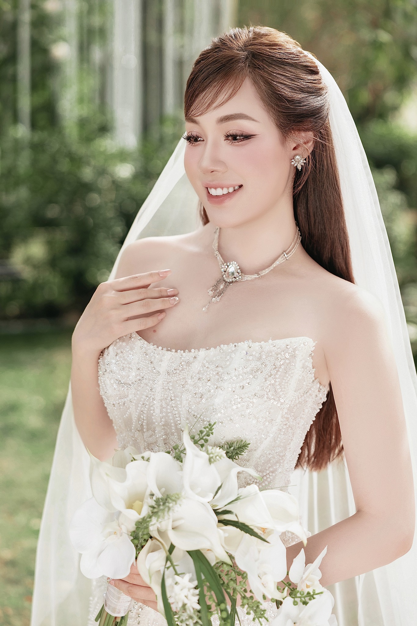 Popular Lecturer Âu Hà My Shares Stunning Wedding Photos 2 Close-up of Âu Hà My's beauty in her wedding photoshoot