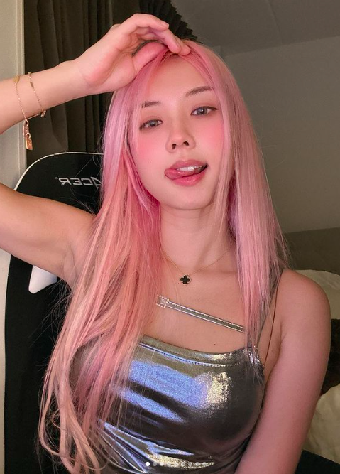 Vietnamese Streamer Vyvan Le Stuns Fans with Sexy Birthday Pics 1 Vyvan Le gaming setup